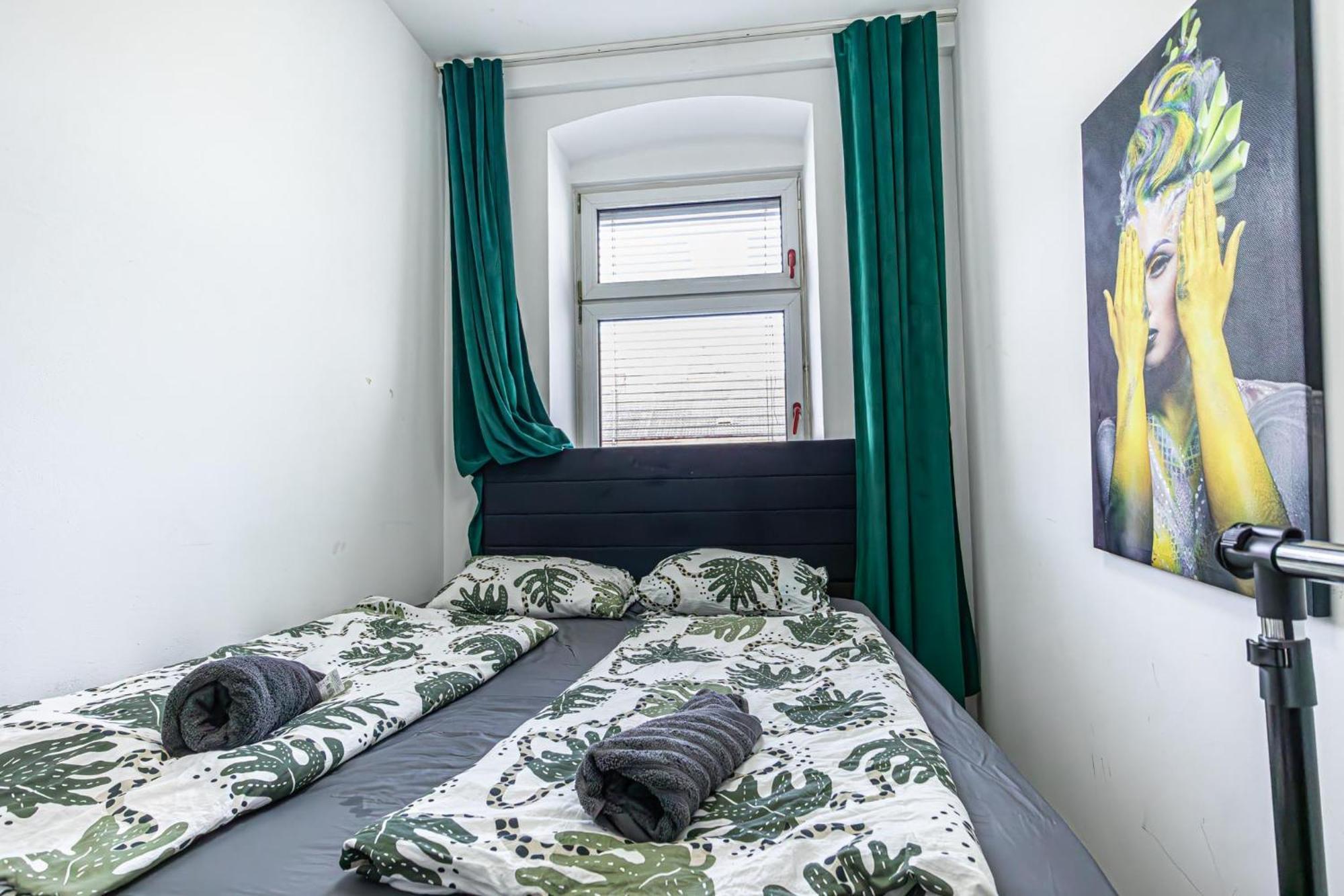 Near Schoenbrunn - Economy Rooms In Shared Apartment At Meidling Train Station Vienna Exterior photo