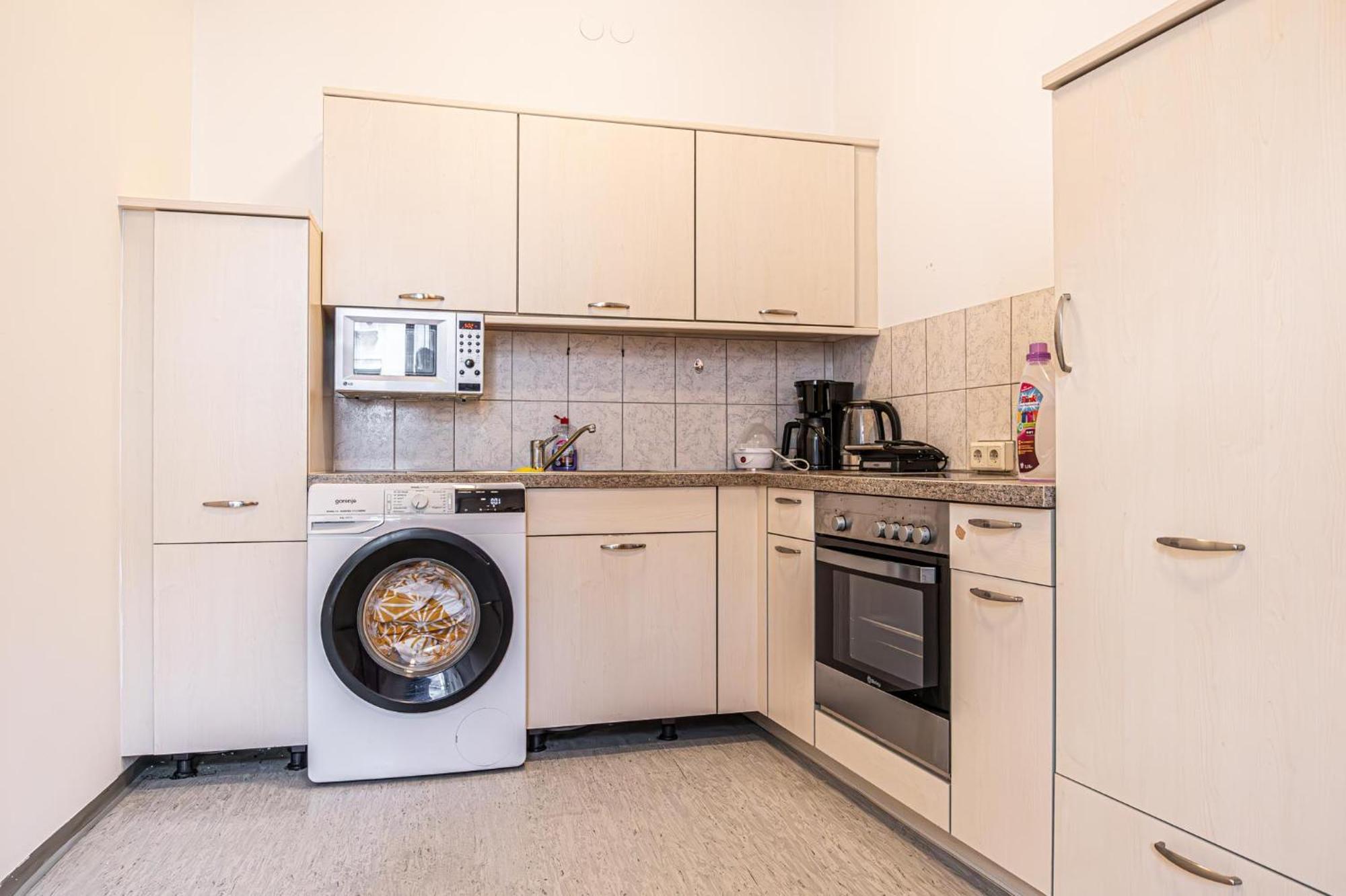 Near Schoenbrunn - Economy Rooms In Shared Apartment At Meidling Train Station Vienna Exterior photo